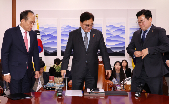 우원식(가운데) 국회의장과 추경호(왼쪽) 국민의힘 원내대표, 박찬대 더불어민주당 원내대표가 26일 서울 여의도 국회에서 채상병 순직사건 국정조사 특위 가동 등 현안을 논의하기 위한 여야 원내대표 회동에 앞서 카메라를 향해 서고 있다. 공동취재=연합뉴스